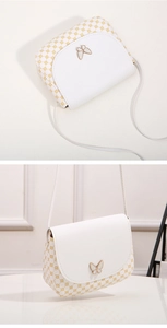 Details einer bedruckten Muscheltasche mit goldenem Schmetterlingsverschluss und Riemen