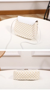 Detail der Mini-Umhängetasche mit Blumendruck und hochwertiger Lederstruktur und Nähten
