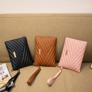 Lot de pochettes matelassées pour femmes en noir, marron et rose avec dragonnes