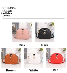 Vue détaillée de sacs matelassés avec breloques mignonnes en rose, noir, marron, blanc et rouge