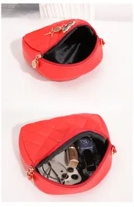 Détail du sac bandoulière rouge matelassé avec pendentif étoile et vue de rangement