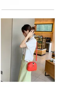 Sac coquille matelassé rouge avec emblème de souris de dessin animé sur mannequin