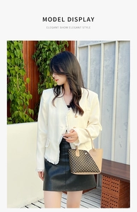 Modella che indossa una giacca di tweed bianca con frange e bottoni in metallo