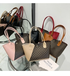 Dettaglio della borsa tote geometrica con cuciture in pelle e piedini protettivi in metallo