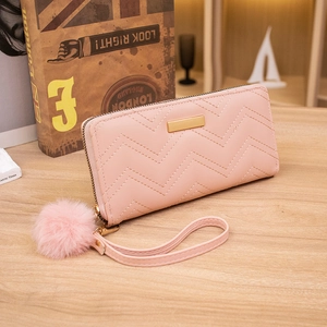Portefeuille long matelassé rose pour femme avec fermeture éclair et breloque pompon
