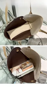 Dettaglio dell'interno della mini borsa tote con chiusura magnetica e ampio spazio