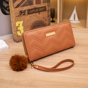 Portefeuille femme marron vintage avec matelassage en V et pompon en peluche doux