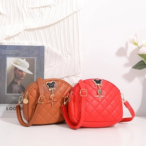 Sac bandoulière matelassé en forme de coquille avec sangle réglable et pendentif