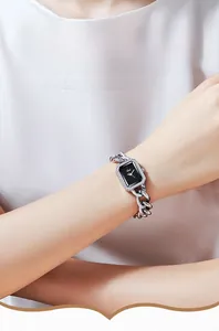 Vue détaillée de la montre quartz rectangulaire avec lunette strass et bracelet chaîne