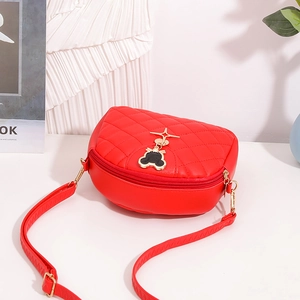 Petit sac bandoulière rouge matelassé pour femme avec breloque étoile dorée sur fond blanc