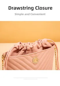 Détail du sac seau rose matelassé avec fermeture à cordon et boucle en métal doré
