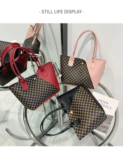 Dettaglio di borse a secchiello bicolore in rosso, rosa e nero con motivo a monogramma