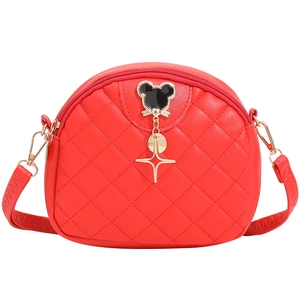 Sac bandoulière matelassé rouge avec finitions dorées et pendentif de souris