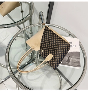 Dettaglio della borsa tote in pelle e tela con motivi geometrici circolari