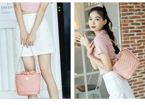 Détail du sac seau rose matelassé avec chaîne dorée et fermeture à cordon coulissant