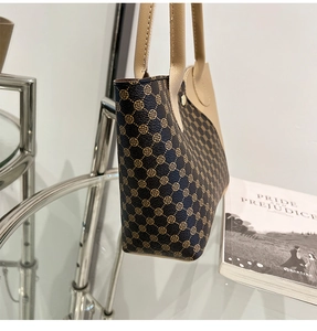 Dettaglio della borsa a secchiello vintage con motivo a quadrifoglio e cuciture crema