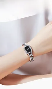 Gros plan d'une montre de luxe pour femme avec cadran rectangulaire et bracelet argenté