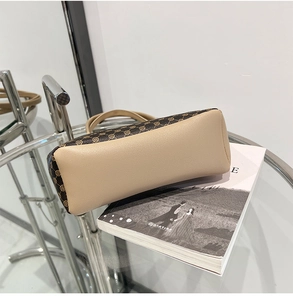 Dettaglio del fondo della borsa tote con motivi vintage e cuciture in pelle a contrasto
