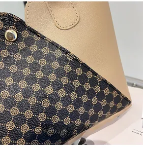 Dettaglio cuciture pelle quadrifoglio e finiture dorate della borsa a mano retrò