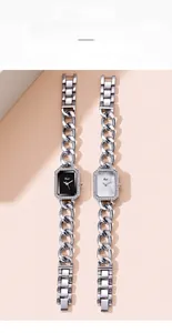 Gros plan de montres à quartz carrées serties de diamants avec bracelet chaîne élégant