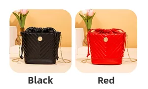 Détails des sacs seaux matelassés en V noir et rouge avec chaîne et cordon de serrage