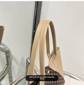 Dettaglio della tracolla in ecopelle beige con doppia cucitura su una borsa vintage