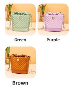 Détail de sacs seaux matelassés en vert, violet et marron avec chaînes dorées