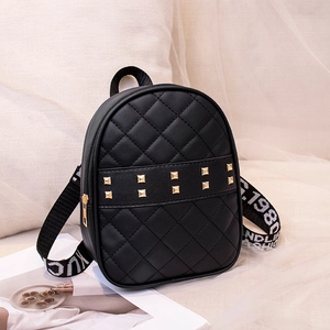 Mini sac à dos noir matelassé avec rivets dorés et bandoulière tendance 1980