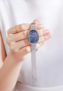 Détail d'une montre ovale élégante avec cadran nacre bleue et bracelet maille argent