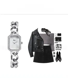Détail d'une montre chaîne argentée avec cadran rectangulaire serti de diamants et look mode