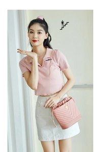 Détail du sac seau matelassé rose avec chaîne dorée et fermeture à cordon coulissant