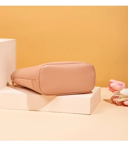 Vue détaillée du sac seau brodé rose montrant la base et les coutures matelassées