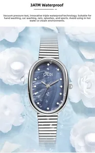 Gros plan d'une montre ovale avec cadran en nacre bleue et strass dans un décor d'eau