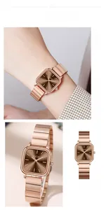 Détail macro de montre à quartz carrée en or rose avec cadran brun et bracelet métallique
