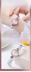 Détail de la montre jonc argentée GEDI avec cadran en nacre rose et cristaux élégants