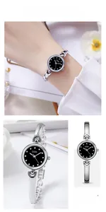 Vue détaillée du cadran noir rond à strass et du bracelet jonc en argent poli