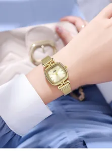 Vue détaillée de l'élégante montre GEDI pour femme avec bracelet en maille dorée