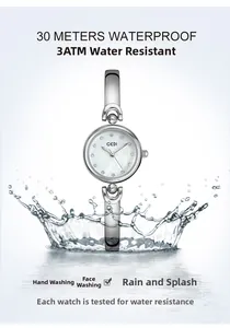 Vue détaillée d'une montre bracelet argentée avec cadran en nacre dans l'eau