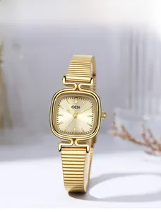 Détail macro d'une montre dorée pour femme avec cadran soleil et bracelet métallique