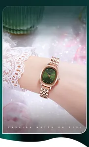 Gros plan de l'élégante montre ovale vert émeraude avec bracelet en métal or rose