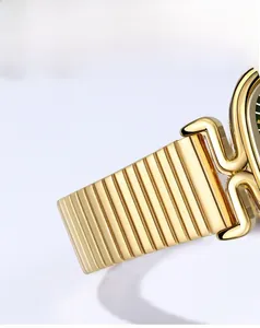 Gros plan sur un bracelet de montre en alliage doré avec rayures et maillons incurvés