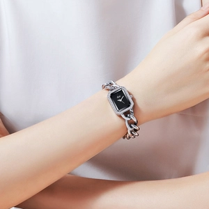 Montre à quartz luxe pour femme avec cadran rectangulaire noir diamanté et chaîne argent