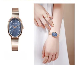 Détail du cadran ovale en marbre bleu et bracelet en métal doré rose de la montre de luxe