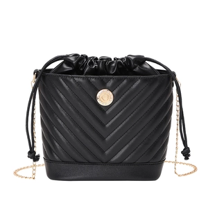 Sac seau élégant en similicuir noir à matelassage en V avec chaîne dorée et boucle