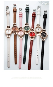 Gros plan de montres à quartz élégantes pour femmes avec bracelets en cuir et cristaux