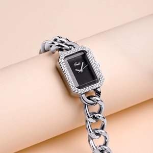 Montre élégante pour femme avec bracelet chaîne argenté et cadran rectangulaire noir orné