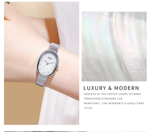 Détail du cadran ovale en nacre avec bracelet élastique en métal argenté brillant