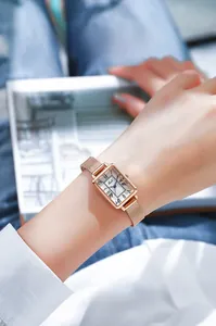 Montre rectangulaire élégante en or rose pour femme avec chiffres romains et bracelet maille