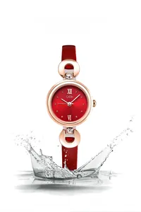 Détail d'une montre en cuir rouge montrant l'étanchéité 3ATM avec effet d'éclaboussures