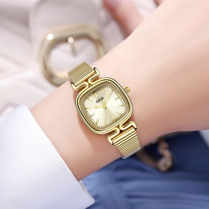Montre à quartz carrée dorée élégante pour femme avec bracelet en maille milanaise
